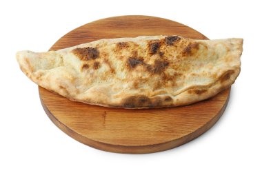 Beyazın üzerinde izole edilmiş lezzetli bir calzone.