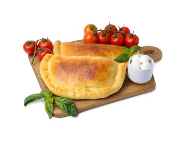 Lezzetli vejetaryen calzones, fesleğen, mozzarella peyniri ve domatesli beyaz