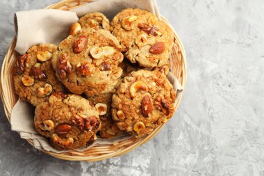 Gri masadaki sepette fındıklı kurabiyeler. Metin için boşluk