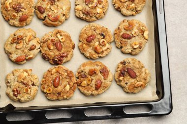 Gri masadaki tepside fındıklı kurabiyeler.