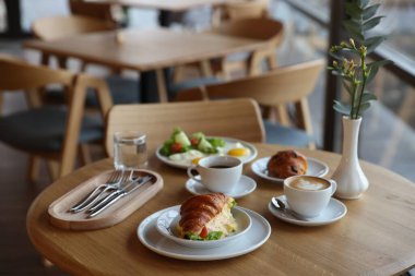 Kafedeki ahşap masada nefis bir kahvaltı.
