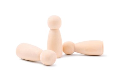 Düşenlerin yanına piyon beyaz arka planda. Rekabet konsepti