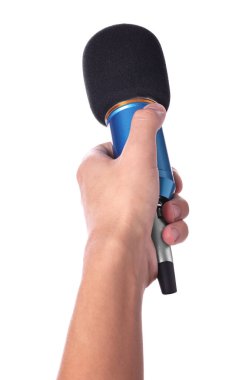 Mikrofonlu adam beyazda izole edilmiş, yakın plan.