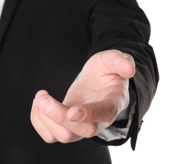 Yardım teklif ediyorum. Beyaz arka planda elini uzatan adam, yakın plan.