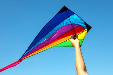 Güneşli bir günde uçurtmalı adam, yakın plan.