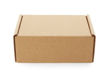 Beyaza izole edilmiş boş bir karton kutu. Tasarım için model