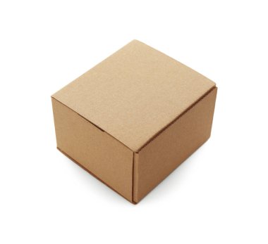 Beyaza izole edilmiş boş bir karton kutu. Tasarım için model