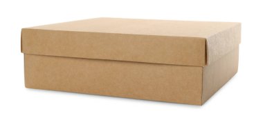 Beyaza izole edilmiş boş bir karton kutu. Tasarım için model