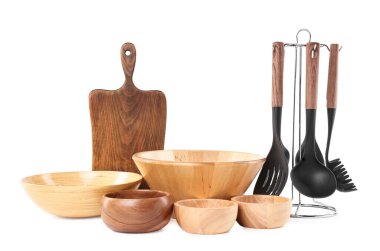 Beyaz üzerine izole edilmiş farklı mutfak aletleri.