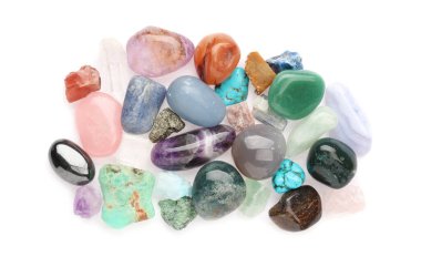 Farklı doğal mineral taşları yığını beyaz, üst görünümde izole