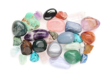 Farklı doğal mineral taşları yığını beyaz, üst görünümde izole