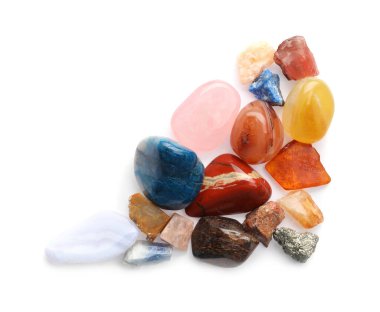 Beyaza izole edilmiş farklı doğal mineral taşları.