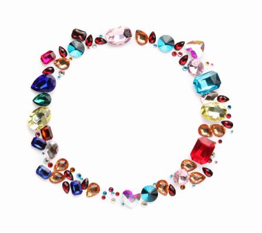 Beyaz arka planda, düz zeminde farklı parlak değerli taşların çerçevesi. Metin için boşluk