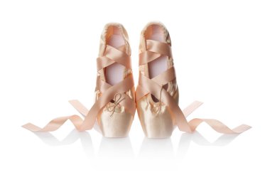 Beyaza izole edilmiş bir çift güzel bej noktalı ayakkabı.