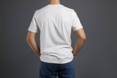 Gri arka planda, şık tişörtlü bir adam. Tasarım için model