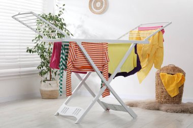 Evde temiz çamaşırlarla kuru askı.