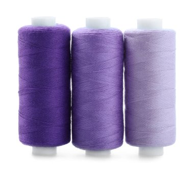 Renkli dikiş iplikleri beyaza izole edilmiş