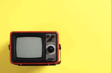 Sarı arkaplandaki Retro TV seti, üst görüntü. Metin için boşluk