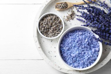 Doğal deniz tuzu, kuru ve taze lavanta çiçekleri beyaz ahşap masa, üst manzara