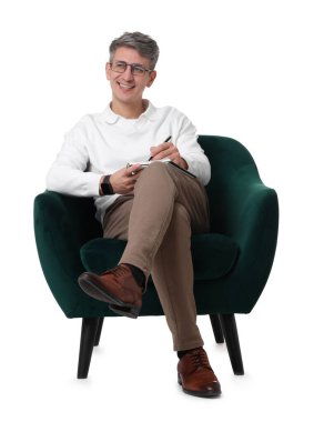 Beyaz arka planda sandalyede oturan profesyonel bir psikolog.