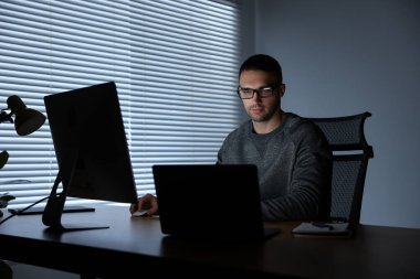 Programcı geceleri evde dizüstü bilgisayarla çalışıyor
