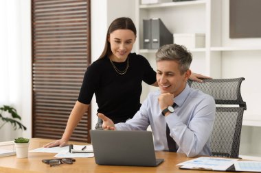 Ofiste aynı masada çalışan iş arkadaşları.
