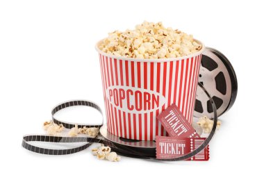 Lezzetli patlamış mısır, film makarası ve izole edilmiş sinema biletleri.