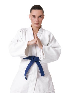 Kimonolu karate dövüşçüsü beyazları soyutladı.