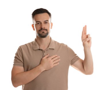 Beyaz arka planda yemin jesti gösteren bir adam. Söz veriyorum.