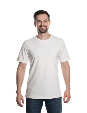 Beyaz arka planda boş tişörtlü bir adam. Tasarım için model