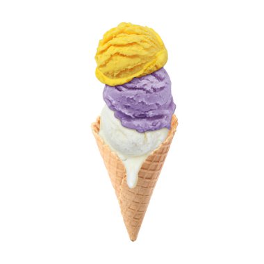 Beyaz arka planda waffle külahında dondurma kepçeleri. Vanilya, mango ve yabanmersini aromalı