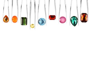 Beyaz arka planda farklı parlak değerli taşlara sahip cımbızlar, ayarlandı