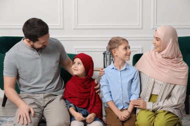 Mutlu Müslüman aile evde vakit geçiriyor.