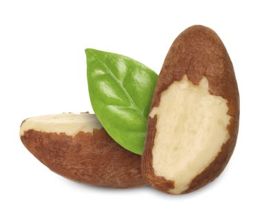 Brezilya cevizleri ve yeşil yaprak beyaz üzerine izole