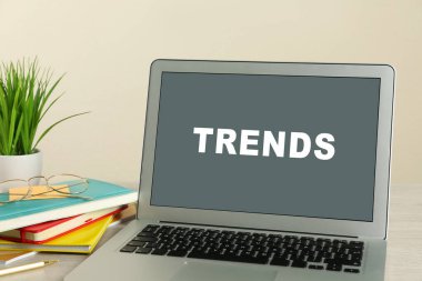 Yeni trendler. Modern laptop ve ofis malzemeleri ahşap masada.
