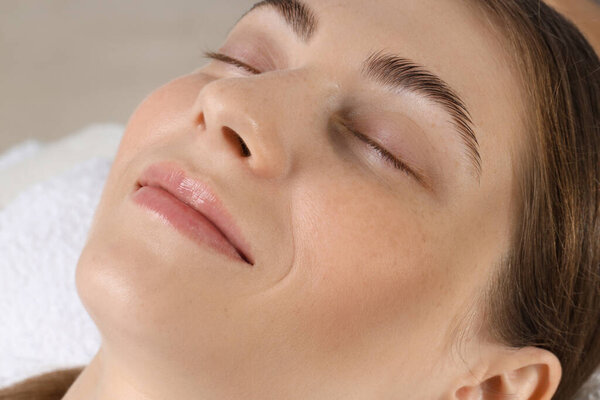 Красивая молодая женщина с идеальной кожей в помещении, крупным планом