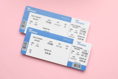 Seyahat acentesi. Uçuş biletleri pembe arka plan, üst görünüm
