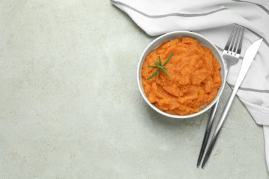 Lezzetli patates püresi ve biberiye, gri desenli masada servis ediliyor. Metin için boşluk