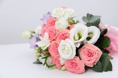 Güzel düğün buketi beyaz masada, yakın plan.