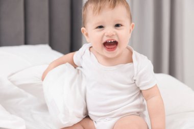 Evdeki yatakta tatlı bir bebek.