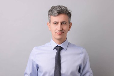 Açık gri arkaplanda işadamı portresi