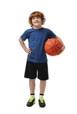 Beyaz arka planda basketbol topu olan küçük çocuk.