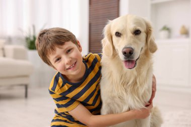 Evinde sevimli köpeği olan çocuk.
