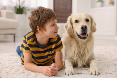 Evinde sevimli köpeği olan çocuk.