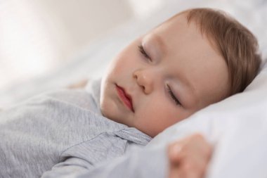 Evde, yatakta closeup uyku şirin bebek