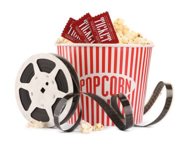Lezzetli patlamış mısır, film makarası ve izole edilmiş sinema biletleri.