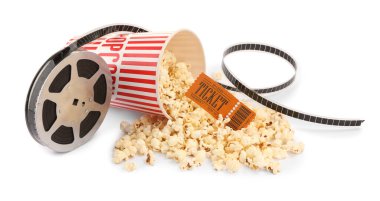 Lezzetli patlamış mısır, film makarası ve sinema bileti beyaza izole edilmiş.