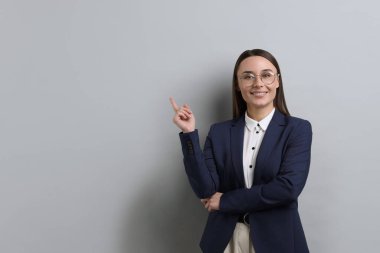 Açık gri arka planda gözlüklü iş kadını portresi, metin için boşluk