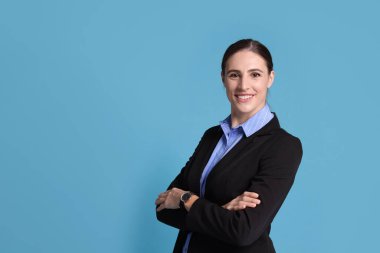Açık mavi arkaplanda bankacının portresi, metin için boşluk