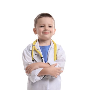Steteskoplu küçük çocuk beyaz arka planda doktor gibi davranıyor. Geleceğin mesleğini hayal etmek